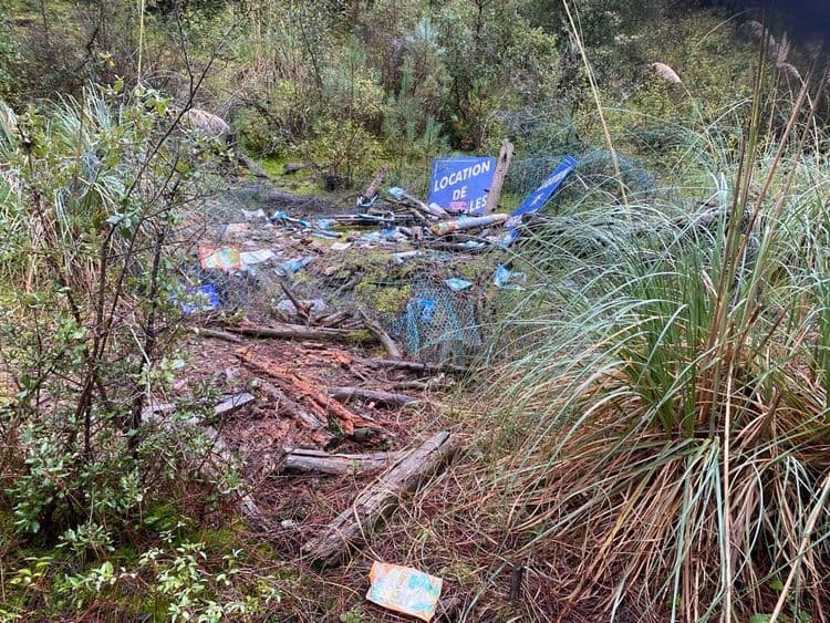Voici une estimation des déchets présents sur le site :

*   **Plastiques divers (sacs, emballages, bouteilles)** : Estimation de 5 kg, représentant environ 30 unités.
*   **Débris de panneaux de signalisation** : Estimation de 3 kg, comprenant 2 panneaux.
*   **Filet de protection/clôture** : Estimation de 2 kg, représentant environ 5 mètres carrés.
*   **Bois et branches** : Estimation de 10 kg, représentant environ 15 éléments.
*   **Déchets papier/carton** : Estimation de 0,5 kg, comprenant 1 unité.