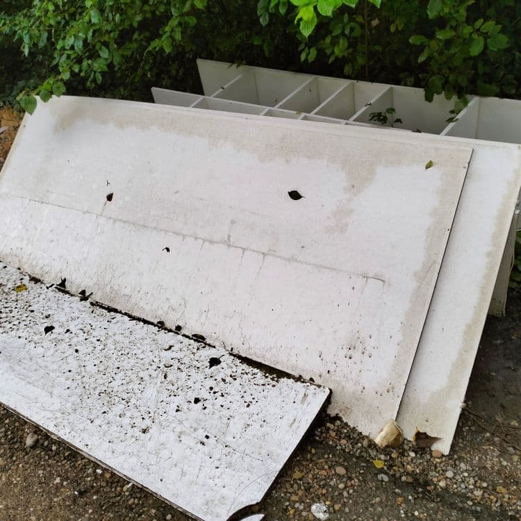 Restes mobilier et déchets divers abandonnés au bord de la route 