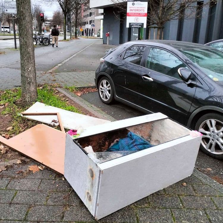 Mobilier abandonné sur le trottoir malgré un panneau d'affichage sur les dépôts sauvages 