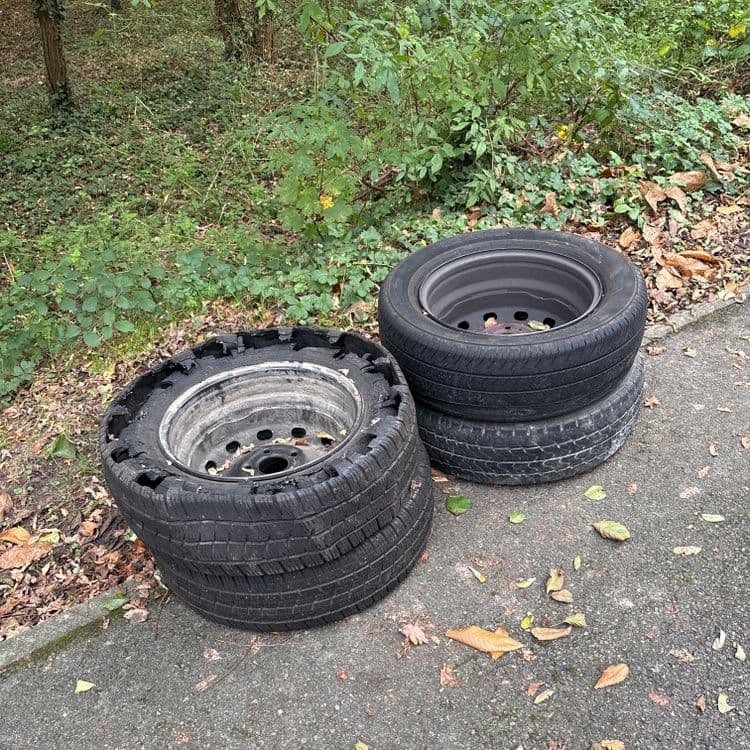 Pneus abandonnés 
