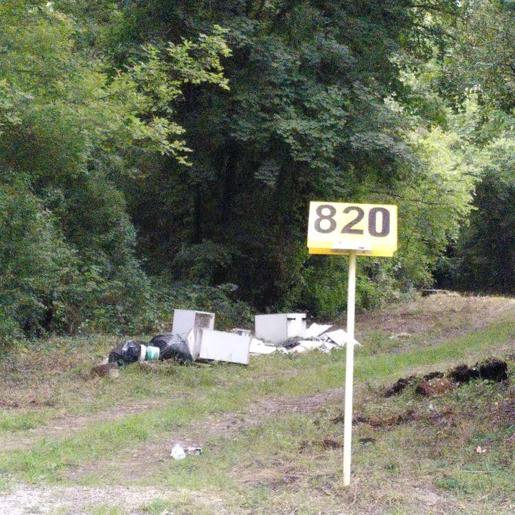 Détritus variés dont vieux meubles... Décharge sauvage 