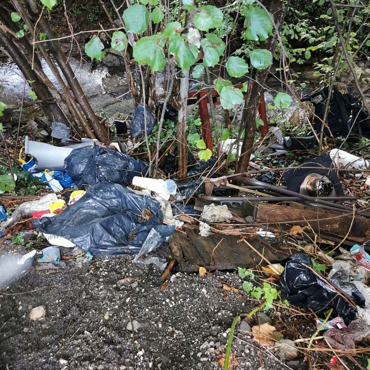 Matelas, pousette, déchets ordures 