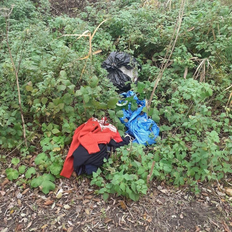 Vêtements, plastiques 