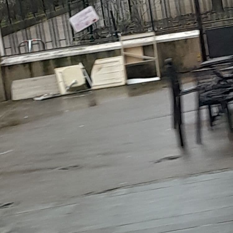 Évier, meubles et planche en bois 
