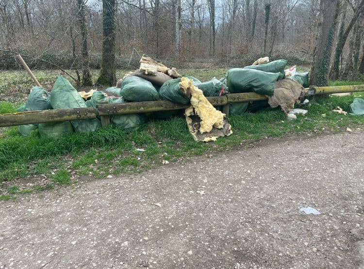 Voici une liste des déchets observés, ainsi qu’une estimation de leur poids et quantité :


Déchets contenus dans des sacs poubelles verts : Il s’agit probablement de déchets ménagers classiques.  On estime la présence de 15 sacs poubelles, chacun pouvant peser entre 5 et 10 kg, soit un poids total de 75 à 150 kg.


Déchets d’isolation : Il y a une importante quantité de matériaux d’isolation en laine de roche ou similaire.  L’état détérioré rend difficile l’estimation précise, mais on peut estimer leur poids entre 20 et 50 kg. La quantité correspond approximativement à un volume d'un mètre cube.


Autres déchets : De plus petits déchets sont visibles, dont la nature et le poids sont difficilement estimables avec précision. On peut supposer un poids total inférieur à 10 kg.  Ces déchets pourraient être des morceaux de tissu, du carton, etc.


En résumé, le poids total des déchets présents sur la photo est estimé entre 95 et 210 kg.  La marge d’erreur est importante en raison de l’état et de la nature des déchets.
