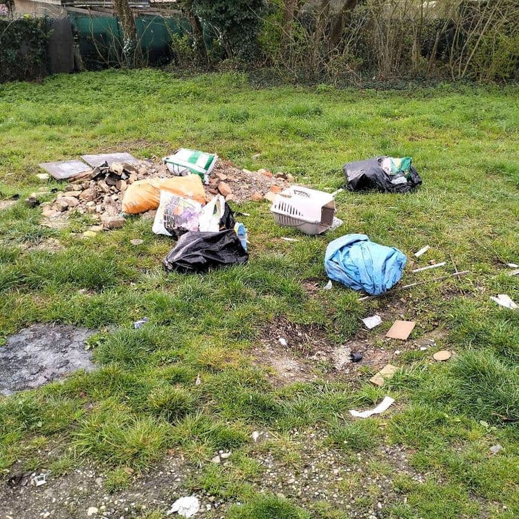 Gravats de chantier et déchets divers abandonnés au bord de la route et à proximité de jardins ouvriers 