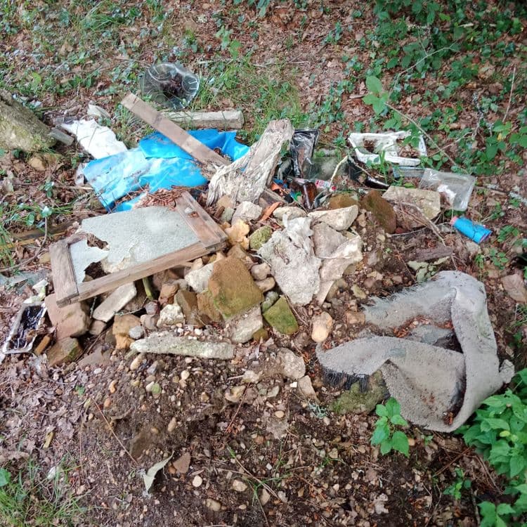 Gravats, morceau de bouteille plastique, bouteille en verre, cadre en bois, bouts de moquette, barquette de viande,...