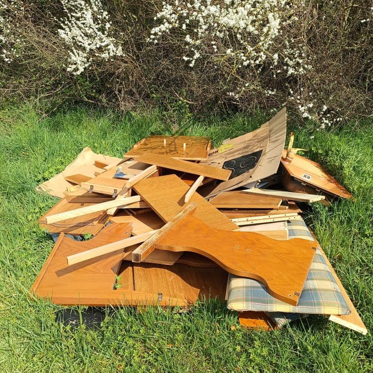 Décharge sauvage, meubles de cuisine en bois.