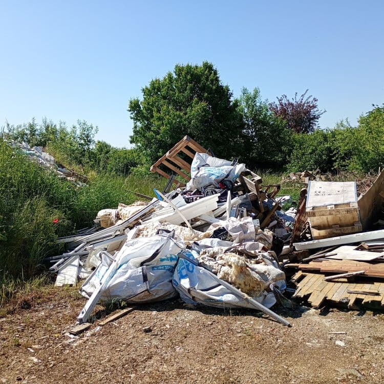 Décharge sauvage. Déchets plastique ( cadres fenêtres ), parquet et végétaux. Gravas de rénovation habitat, parpaings,, plâtre ... Il y a des déchetteries partout : Honteux ?
