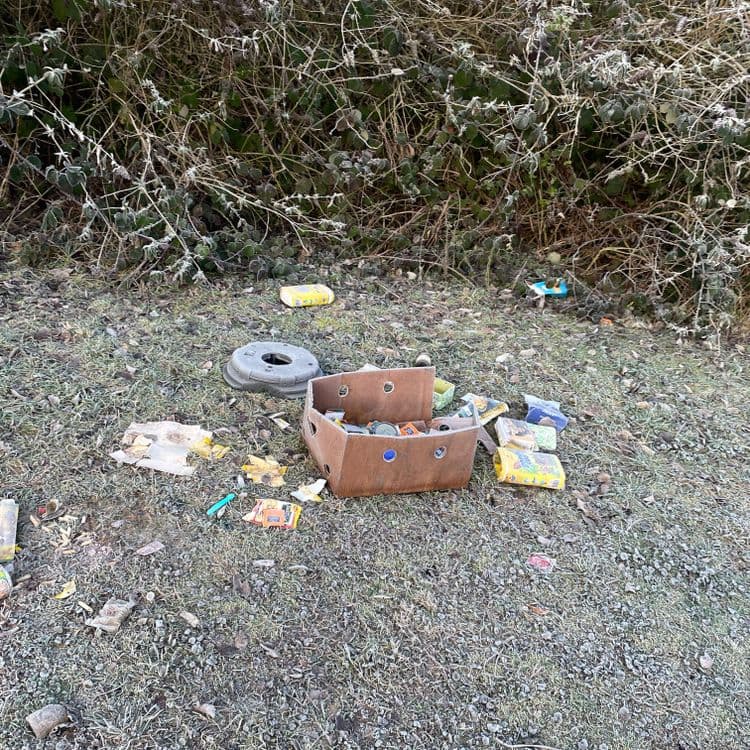 Déchets qui traîne.. (emballage alimentaire, converse, plastique)
