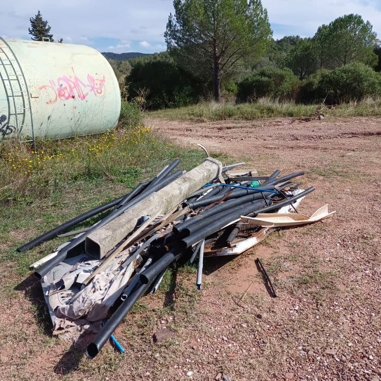 Voici une estimation des déchets présents sur les images, leur quantité et leur poids approximatif :

**Image 1 :**

*   **Tuyaux en plastique noir :** Environ 15-20 sections de différentes longueurs. Estimation du poids total : 10-15 kg.
*   **Tubes métalliques (carrés et ronds) :** Environ 5-7 sections. Estimation du poids total : 15-20 kg.
*   **Morceau de béton :** 1 pièce. Estimation du poids total : 25-30 kg.
*   **Débris de plastique blanc :** Environ 2-3 morceaux de taille variable. Estimation du poids total : 2-3 kg.
*   **Tissus ou bâche :** 1 pièce, potentiellement souillée. Estimation du poids total : 3-5 kg.



ATTENTION : nid de frelons asiatiques sous la citerne !