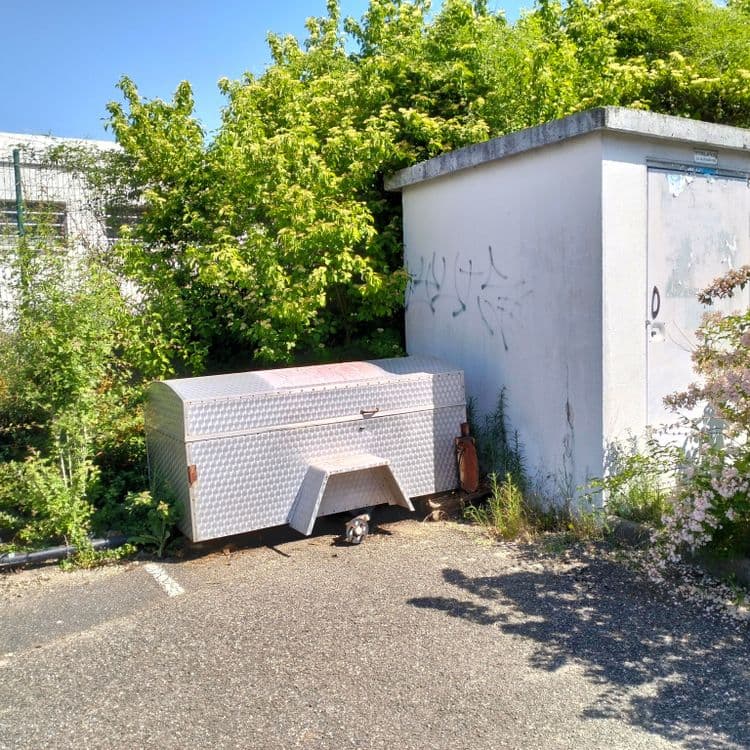 Remorque pour voiture abandonnée sur un parking de zone commerciale 