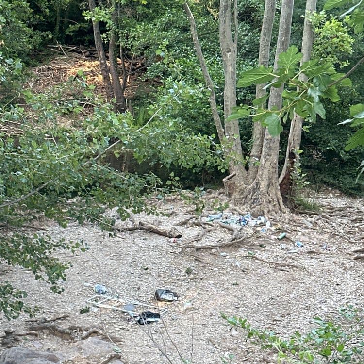 Voici une estimation des déchets présents sur l'image :

*   **Bouteilles en plastique**: Environ 1 kg, estimé à 10 bouteilles.
*   **Emballages plastiques divers**: Environ 0.5 kg, estimé à 15 emballages.
*   **Canettes en aluminium**: Environ 0.3 kg, estimé à 6 canettes.
*   **Déchets non identifiables (morceaux de plastique, papiers, etc.)**: Environ 0.5 kg, quantité indéterminée.
*   **Vêtements** : Environ 1 kg, estimé à 2 vêtements.
*   **Autres**: Environ 1 kg (ferraille, élément de cadre ou de chaise).
