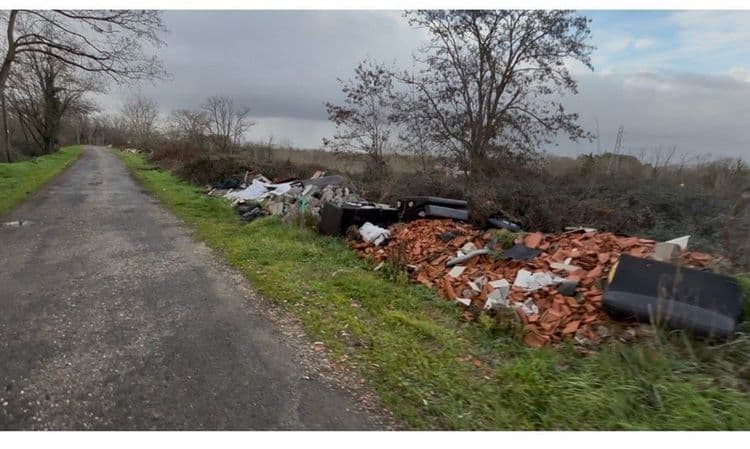 Décharge sauvage issue de chantier en quantité importante sur tout le long du chemin
