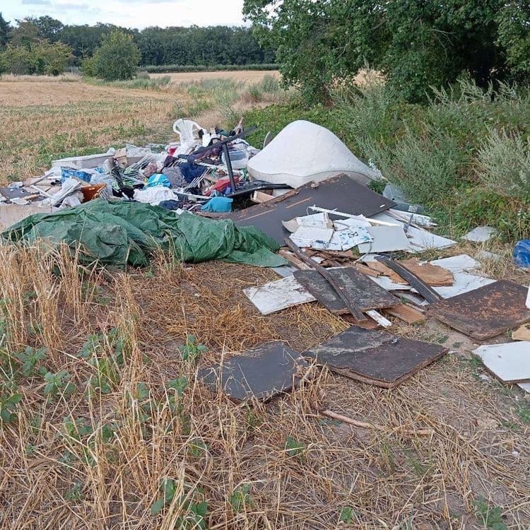 Tas de vetements, meubles, ordures, plaques de contre-plaqué, plastique... Au bout du chemin près du chemin de Marsinval. Des gens du voyage pas loin ont détruit toute une zone.