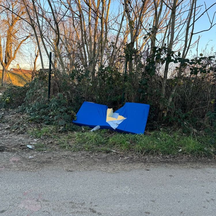 Je constate un Matelas ergonomique éventré en dépôt sauvage  proche du canal 


