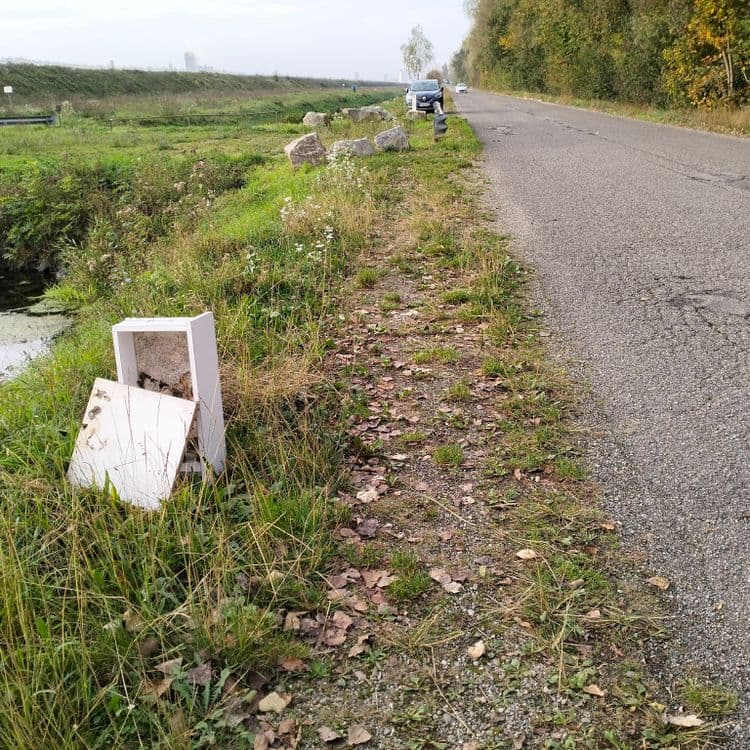 Un tiroir déposé au bord de la route 