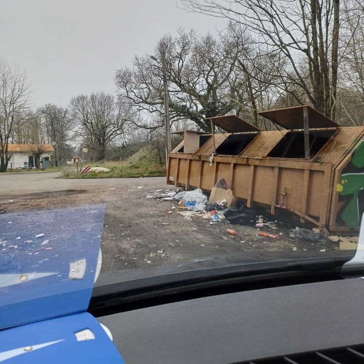 Déchetterie de gitans habitants en face, et les gendarmes ainsi que l'état ne fait rien ... Trop peur de toucher c'est raclures de bidet.