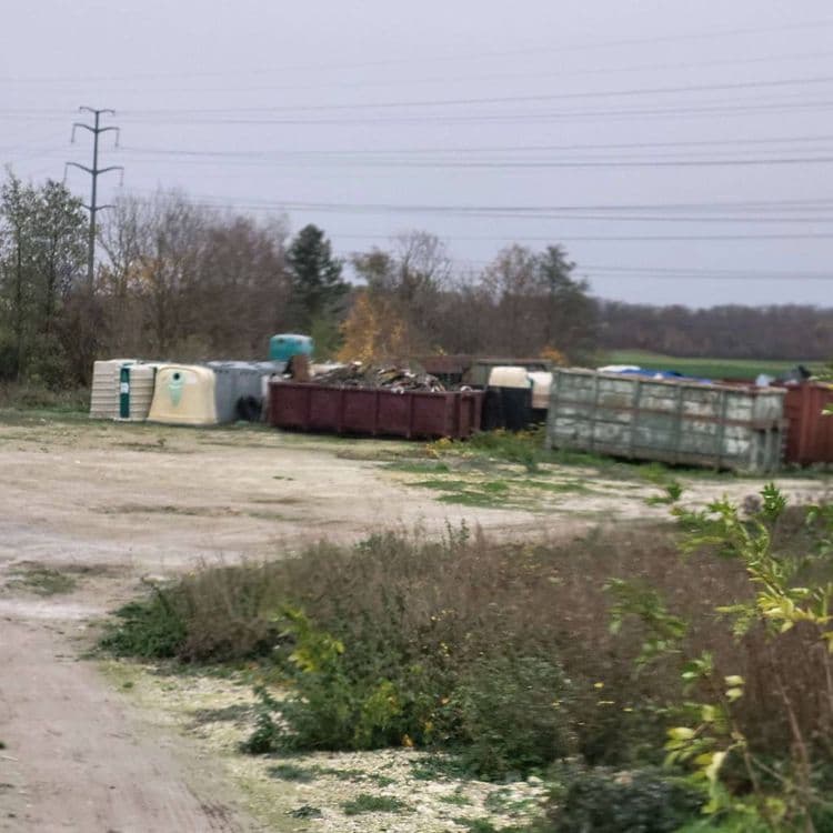 Voici une estimation des déchets présents sur le site :

Plusieurs conteneurs sont remplis de déchets divers, comprenant du bois, des métaux ferreux (ferraille) et non ferreux (aluminium, cuivre, etc.) . On peut estimer la quantité de ces déchets à environ 5000 kg pour le bois, 3000 kg pour la ferraille et 1000 kg pour les métaux non ferreux.

Plusieurs cabines de tri sont également présentes, avec un poids estimé à 500 kg chacune.

Enfin, on note la présence d'un container rempli d'éléments divers, potentiellement des déchets industriels banals, dont le poids est estimé à 2000 kg.
