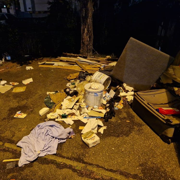 Bois, valises, pots de peinture, banquette; autres déchets plastiques et cartons 