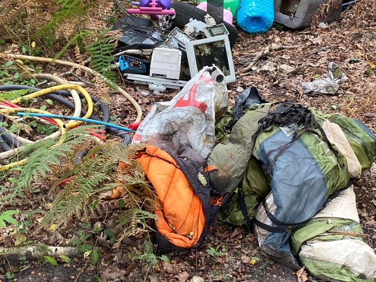 Matériel électronique pneu, bidon de fioul …
En forêt de Villette 
