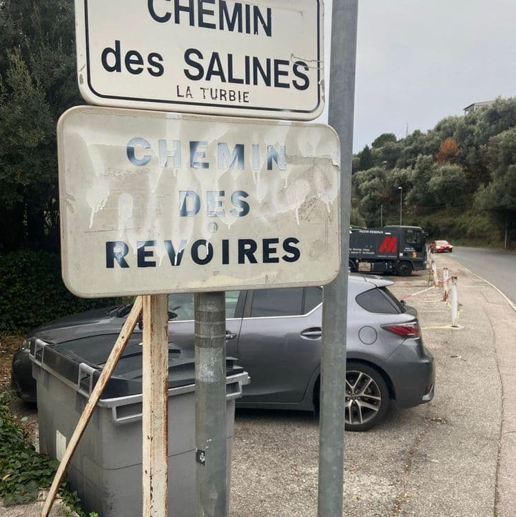 Voici l'estimation des déchets présents sur les images :

*   **Gravats et débris de construction:** Présence de morceaux de plâtre, de béton ou de matériaux similaires. Quantité estimée : 10-15 kg.
*   **Déchets de bois:** Planches de bois apparentes. Quantité estimée : 5-8 kg.
*   **Déchets automobiles:** Débris de pare-brise brisé (verre), éléments de carrosserie endommagée, potentiellement des liquides (huile, etc.) infiltrés dans le sol. Quantité estimée : 15-20 kg pour le verre et le métal visible, plus poids incertain des liquides.
*   **Ordures ménagères:** Indéterminées, potentiellement présentes dans le véhicule accidenté (si l'intérieur contient des restes). Estimation difficile sans information supplémentaire.
*   **Conteneur poubelle:** Un conteneur poubelle gris est visible sur l'image. Sans information sur son contenu, il est impossible d'estimer les déchets qu'il contient.
