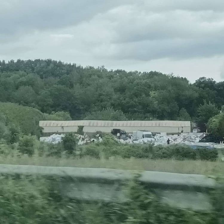 Décharge sauvage avec beaucoup de va et viens depuis quelques semaines.