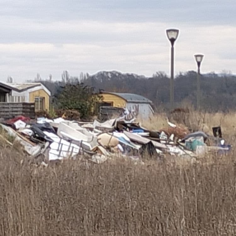 Mobilier et déchets divers en très grande quantité abandonnés sur un terrain vague à proximité dhabitations