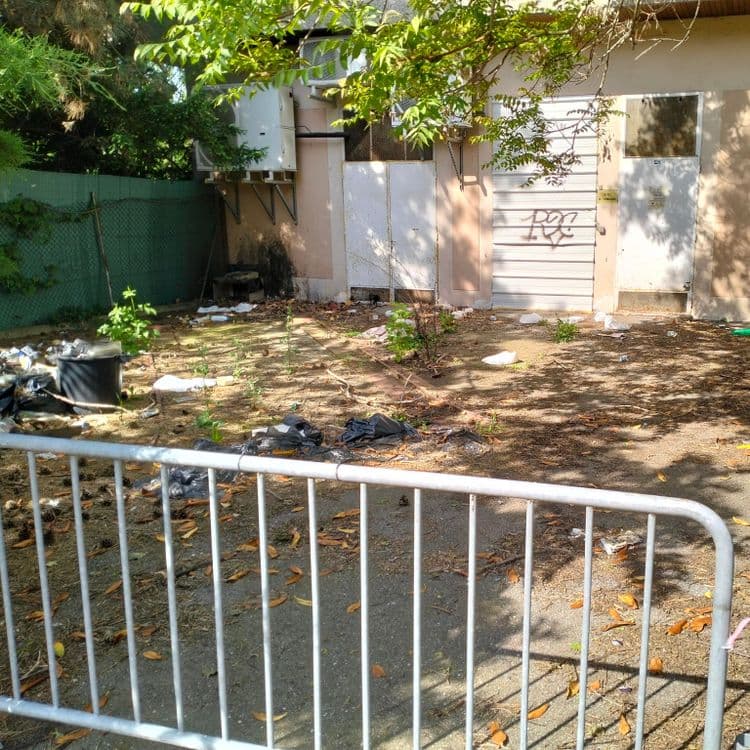 Déchets divers répartis à différents endroits d'un parking entourant un hôtel abandonné, à proximité du centre ville et des institutions européennes.