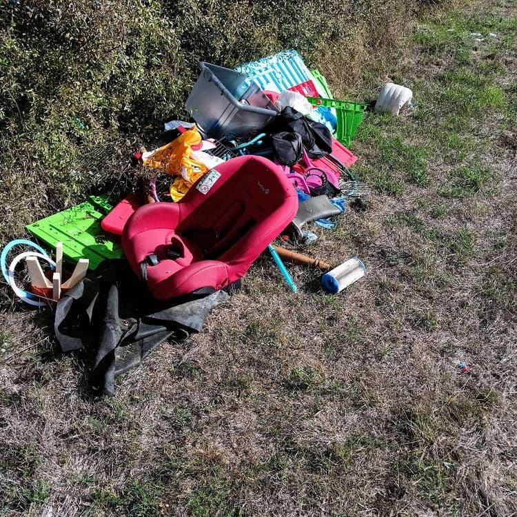 Siège auto, divers déchets plastiques 