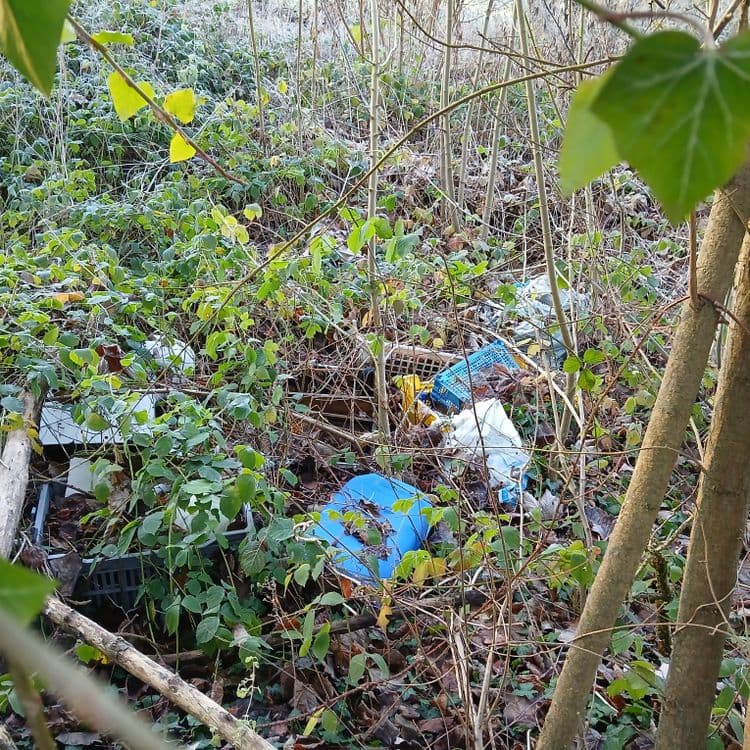 Dépôt sauvage sur la route de Douilly à gauche dans la direction Villers Douilly un peu avant le cours d'eau, le dépôt se voit bien mais arrivé au printemps il sera caché par la pousse de la végétation, à enlever si possible le plus rapidement 