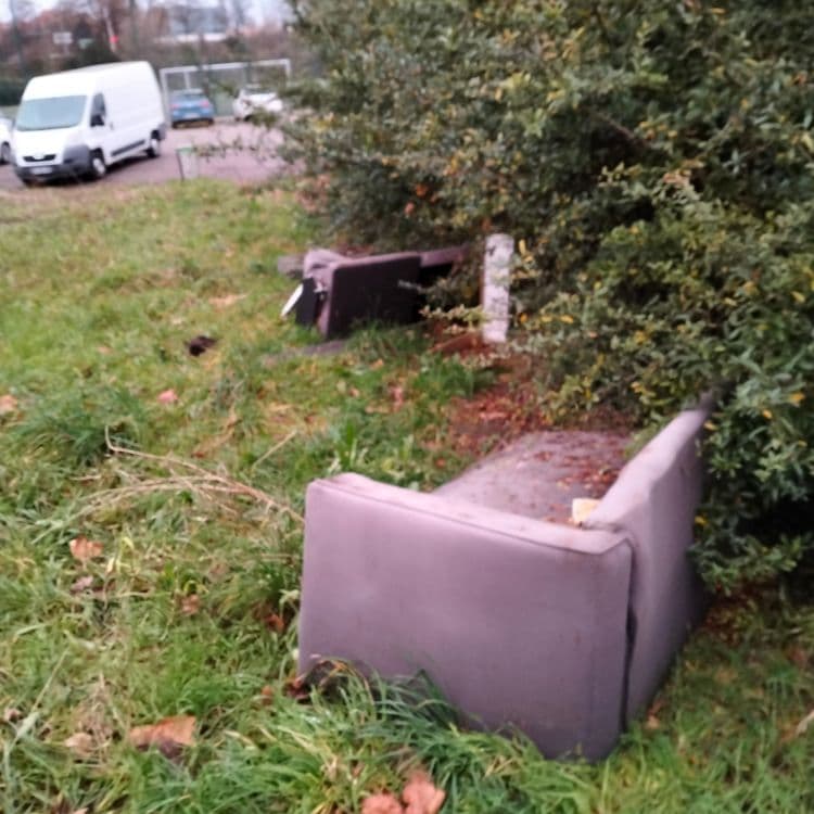 Mobilier abandonné à côté d'un chantier et d'un parking de stade 