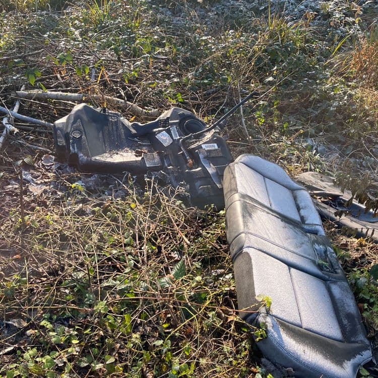 Je constate malheureusement une décharge de déchets automobile et plastique dans une forêt...