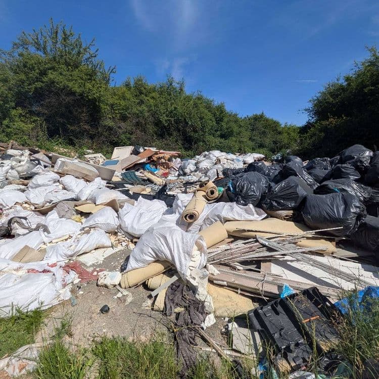 Grosse décharge de sacs poubelles et matériaux de travaux