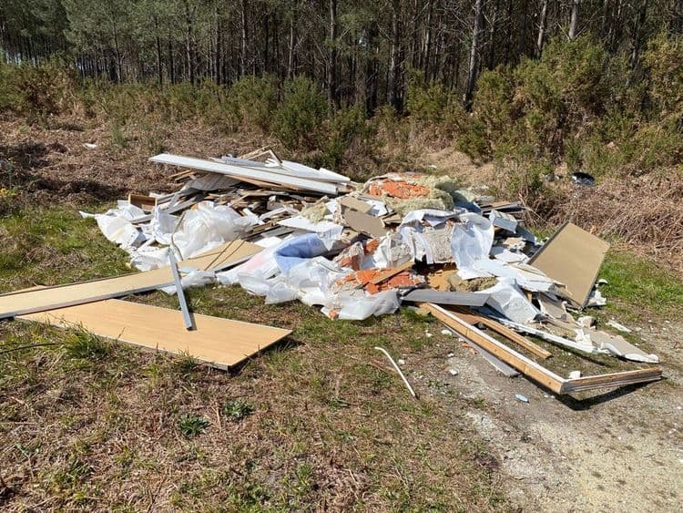 Déchets du bâtiment gravats plâtre laine de verre et petit electro ménager 
