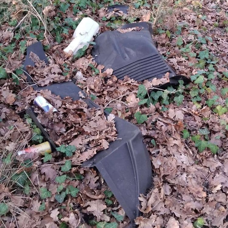 Bidons, canettes et éléments de voiture en plastique. 