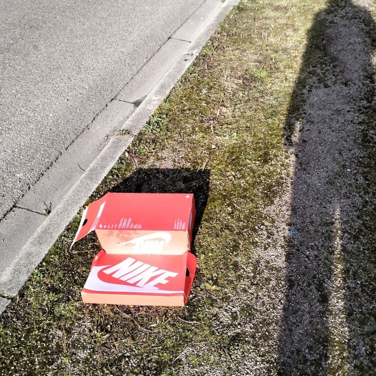 Déchets divers abandonnés au bord de la route en zone industrielle 