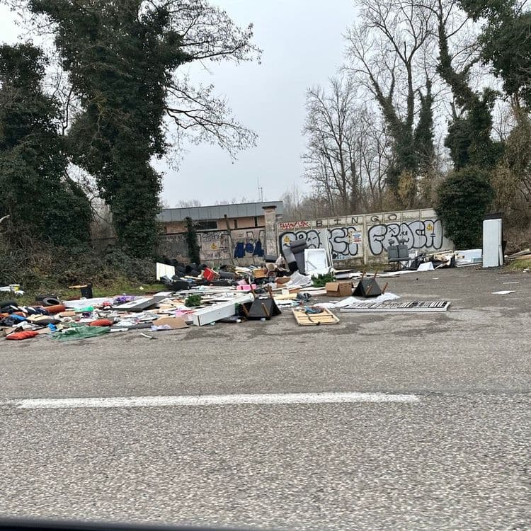 Voici l'analyse des déchets présents sur l'image, accompagnée d'une estimation du poids et de la quantité :

*   **Pneus usagés :** Environ 15 pneus, pesant aux alentours de 150 kg au total.
*   **Mobilier divers (canapé, chaises, éléments de meubles démontés) :** On estime la présence d'un canapé (50 kg), de 4 chaises (20 kg au total) et de divers éléments de meubles démontés (étagères, portes, etc.) pour un poids total d'environ 100 kg.
*   **Déchets électroniques :** Un réfrigérateur (environ 70 kg).
*   **Déchets de construction/démolition :** Divers matériaux (plâtre, bois, etc.) représentant environ 50 kg.
*   **Déchets ménagers divers :** Emballages, cartons, plastiques, textiles, etc. Estimés à environ 30 kg.