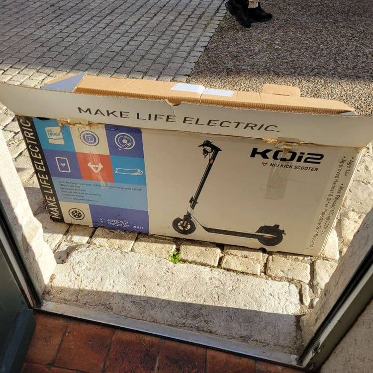 Ce carton a été déposé devant notre domicile le 18 octobre 2026 au 8 rue pomme de pin 45130 Meung-sur-Loire. 
Ce carton ne nous appartient pas alors je vous laisse imaginer la stupéfaction que nous avons eu en ouvrant notre porte. Je trouve cela inadmissible que des dépôts sauvages soient effectués devant notre domicile. 