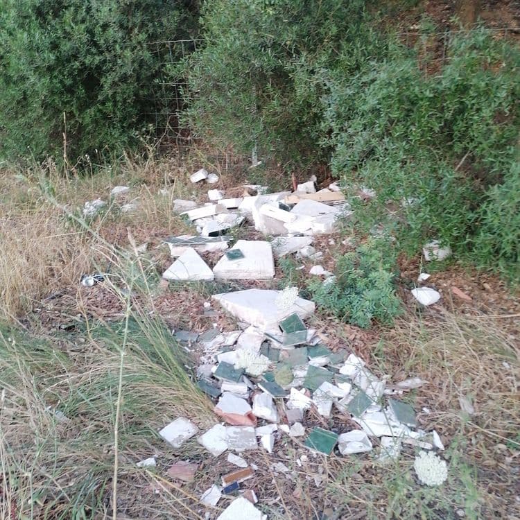 Carrelage pour le 1er dépôt 'sauvage, bois (poutre cassée) 