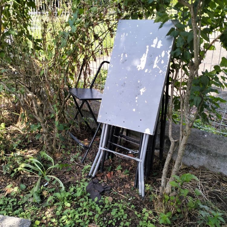 Mobilier extérieur sur un parking public 