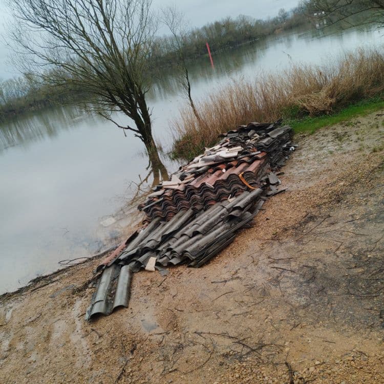 Ondulées de toiture en amiante bord de Saône chemin de halage. Pollution environnementale direct