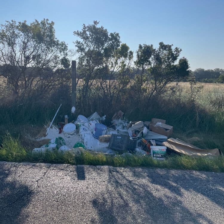 Zone de dépôt sauvage de déchets du bâtiment 