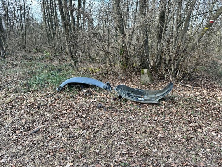 Voici le rapport concernant les déchets abandonnés :

Il s'agit de deux éléments de pare-chocs de voiture, apparemment en plastique.  Le premier élément, plus arqué, semble peser environ 2 kg.  Le second élément, plus plat, semble peser environ 1,5 kg.  Au total, il y a environ 3,5 kg de plastique à retirer.  La quantité correspond à deux pare-chocs cassés.
