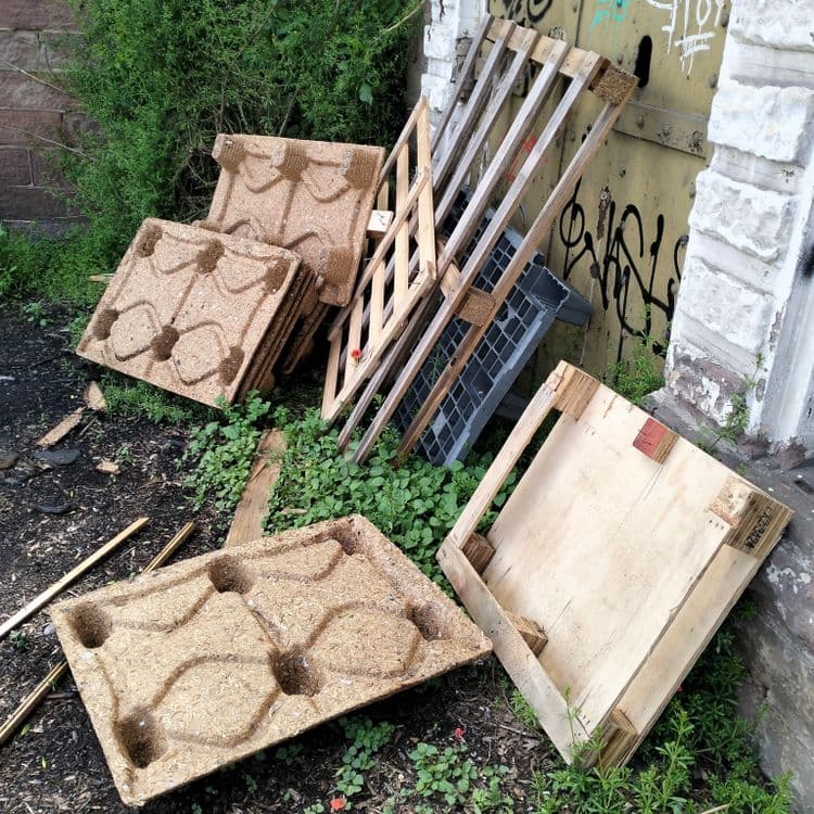 Palettes en tout genre au bord de la route 