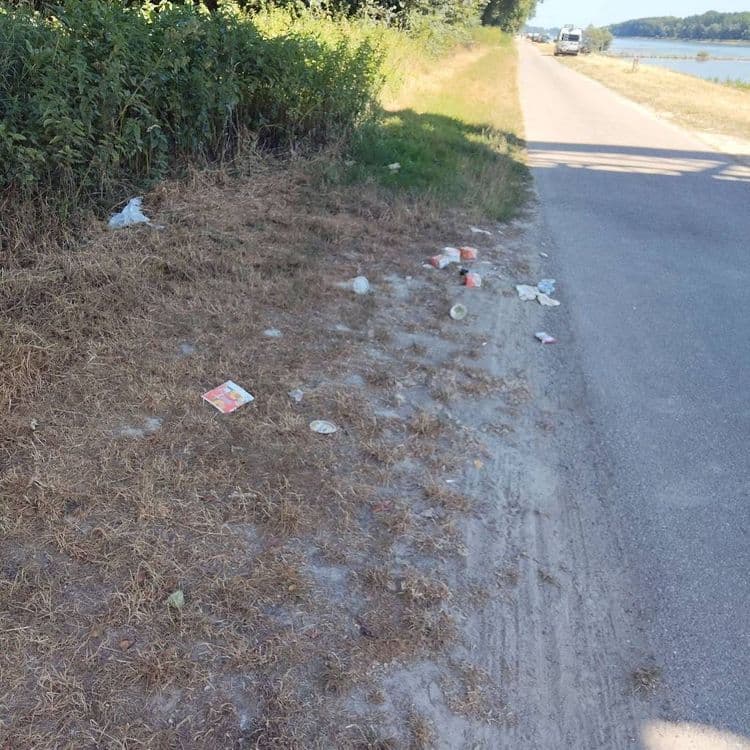 Détritus abandonné par les pêcheurs le long du Rhin
