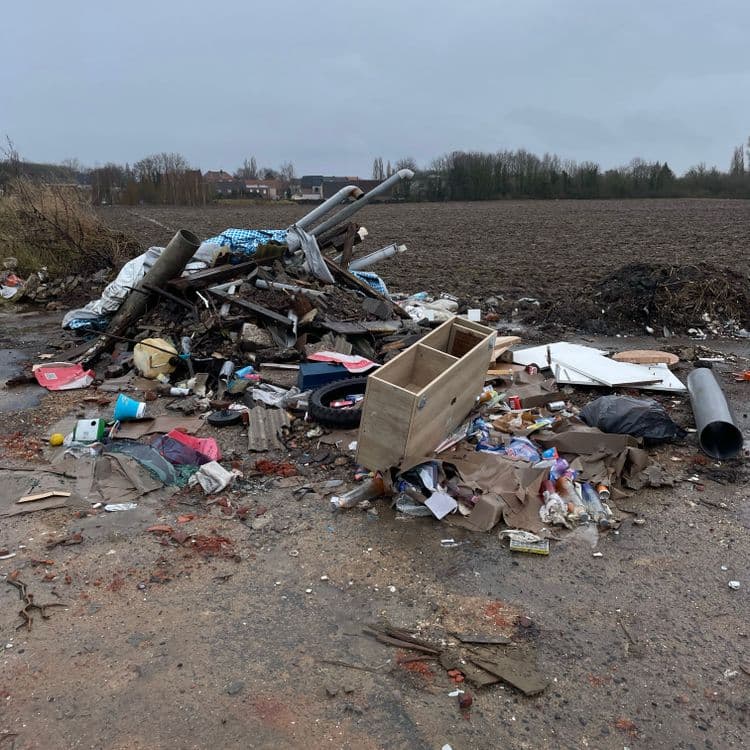 Dépôt sauvage, il y a de tout.. tuyauterie en PVC, meuble en bois, pneus, déchets, taules ect 