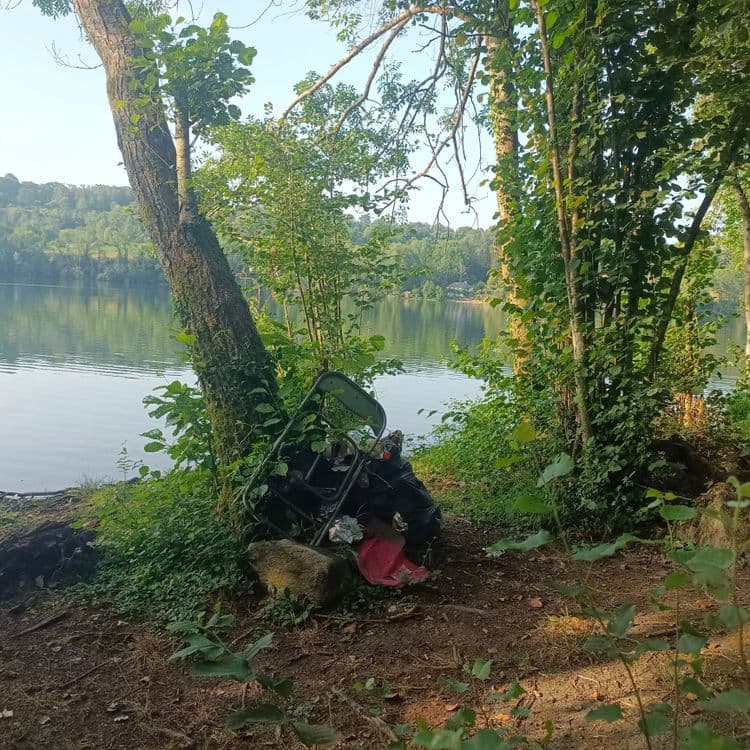 Dépot sauvage. 1 sac de 100 l et une metalique 