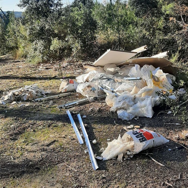 Plusieurs déchets du bâtiment,  laine de verre , carrelage,  peinture,  bois et barre métallique 