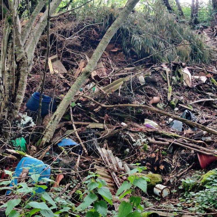 En plein cœur de la vallée de la Renaudie, site classé Natura 2000 et réserve naturelle régionale. Ce dépôt sauvage est inacceptable.